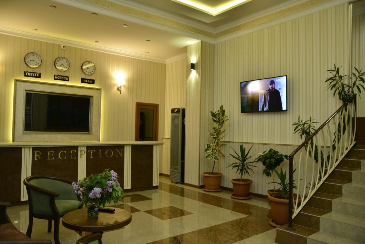 Khrchit Hotel Martuni ภายนอก รูปภาพ
