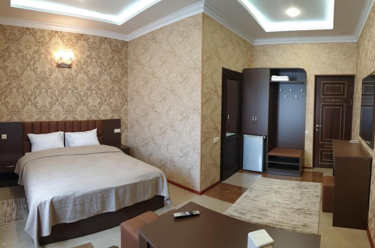 Khrchit Hotel Martuni ภายนอก รูปภาพ